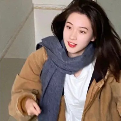 高墙、黑色与帅小伙